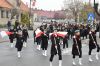 Orkistra i mażoretki prowadzą pochód
